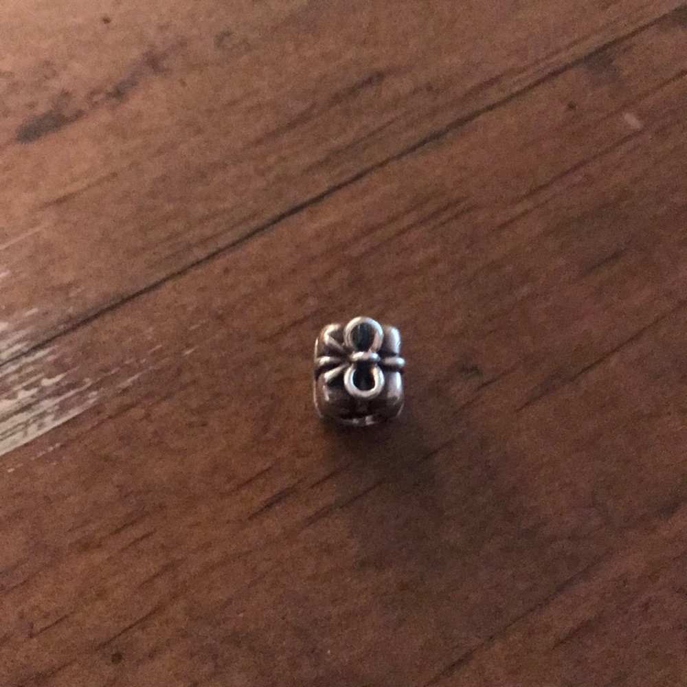 Pandora present charm
